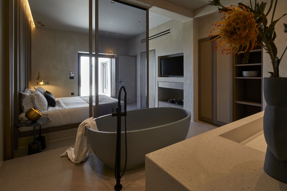 Crown ,Grand Split-level Suite with Private Pool and Outdoor Jacuzzi