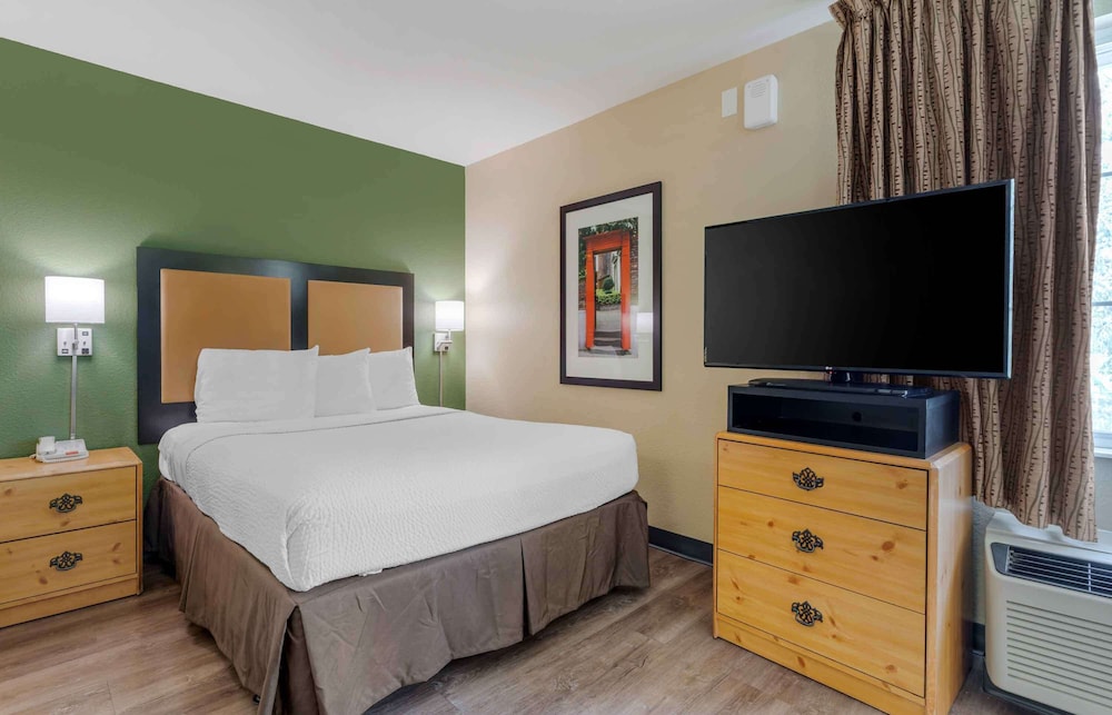 Deluxe Studio, 1 Queen Bed with Sofa bed, Accessible, Non Smoking - Photo 2