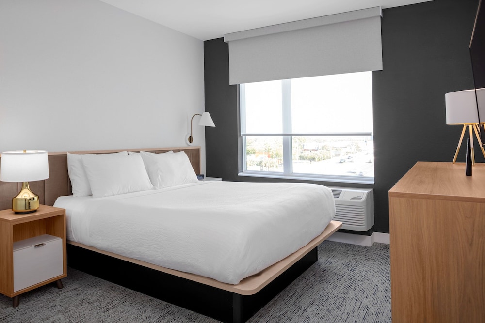 Suite, 1 Bedroom (Mobility Accessible, Roll-In Shower)