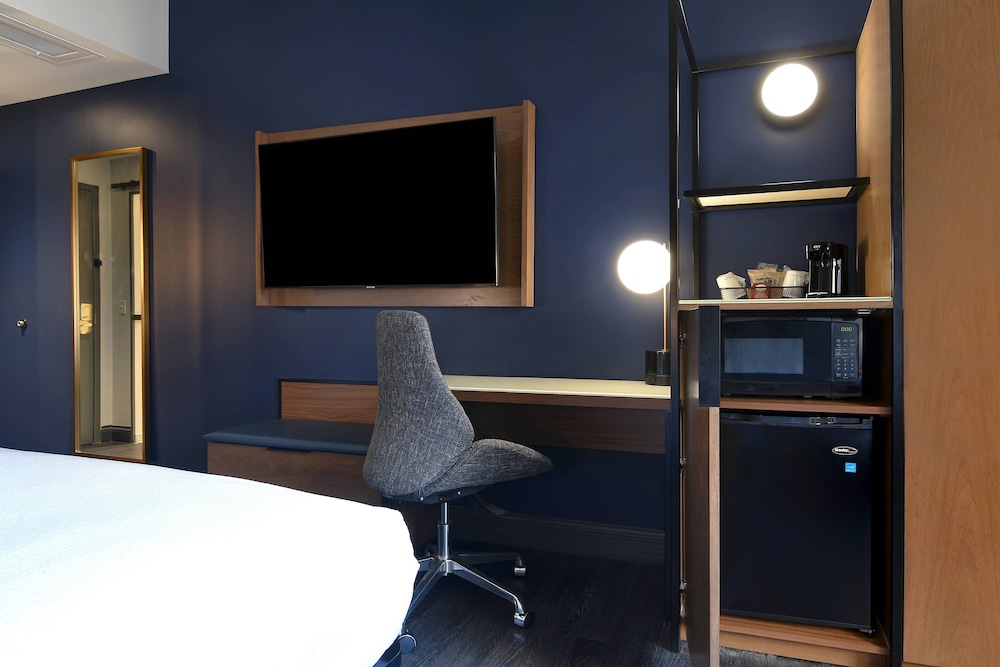Room, 1 King Bed, City View (Mobility/Hearing Access, Roll-In Shwr) photo 2