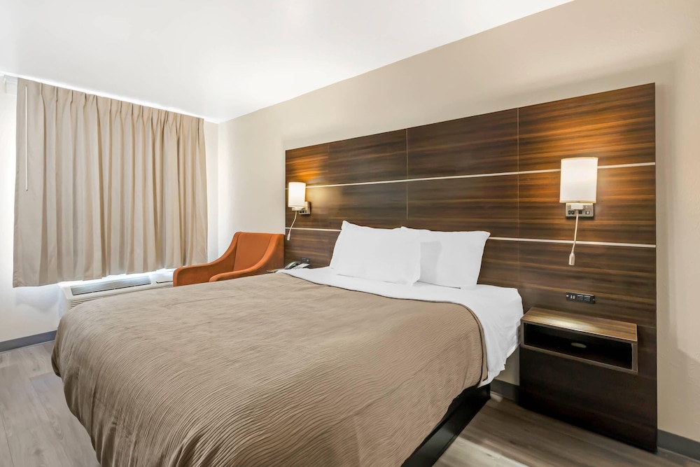 Room, 1 Queen Bed, Accessible, Smoking - Photo 3