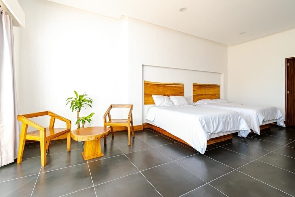 King Bed Ocean View - Photo 1