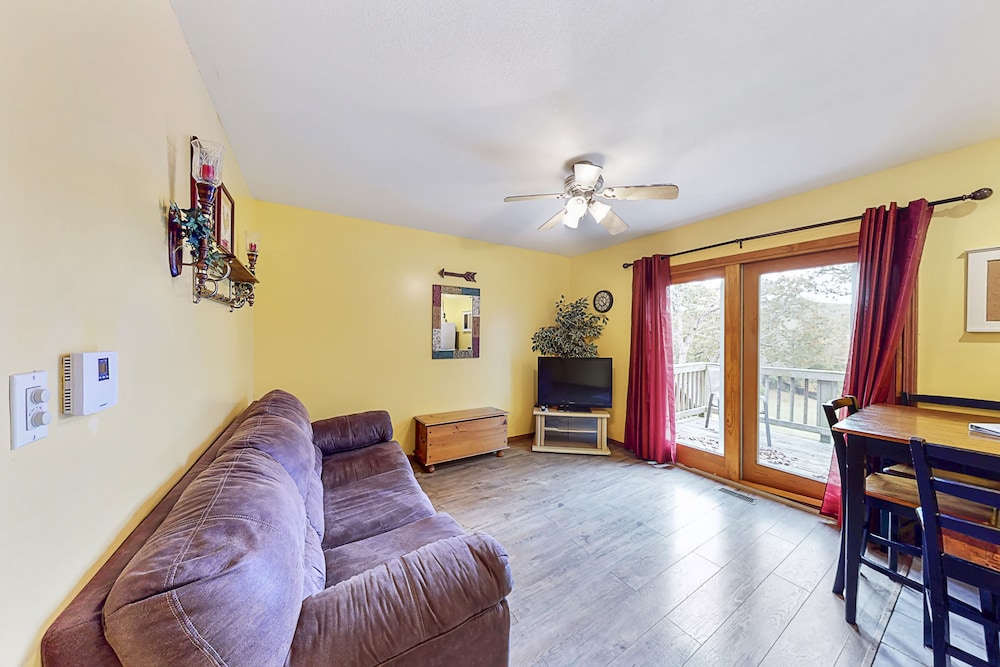 2 Bedroom Queen Cabin 4, Lake View photo 1