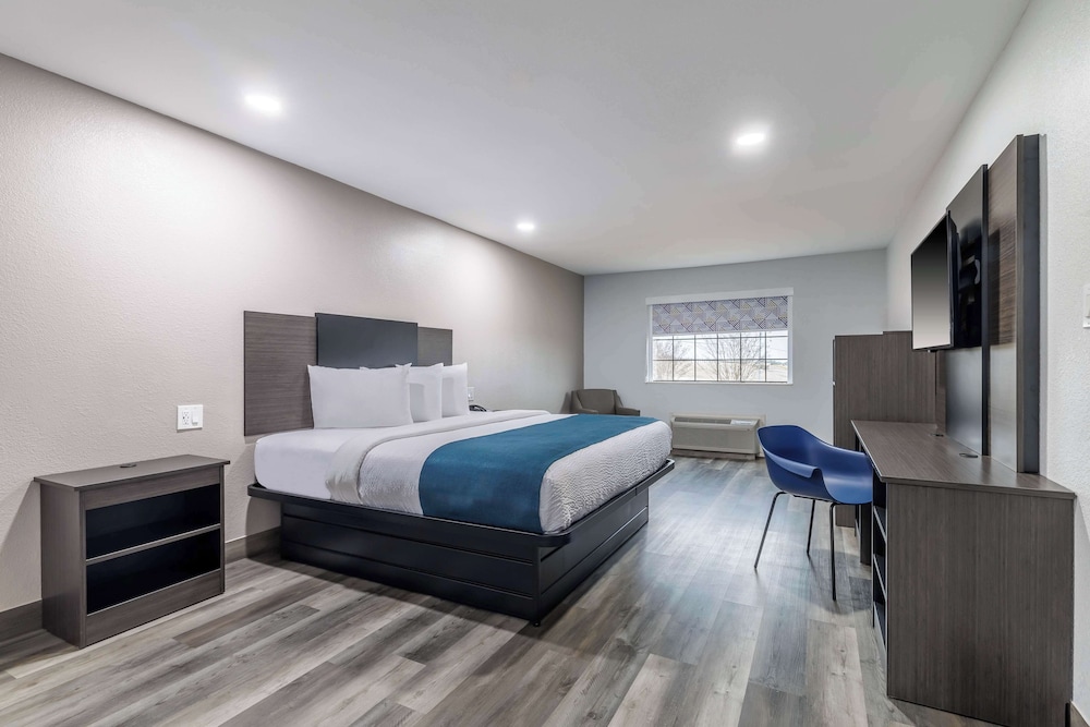 Deluxe Room, 1 King Bed, Non Smoking, Refrigerator & Microwave photo 3
