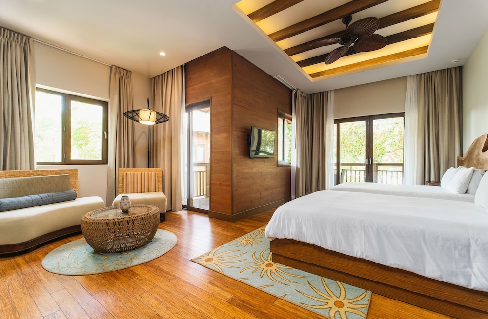 Junior Suite, 2 Queen Beds, (w/ bathtub)