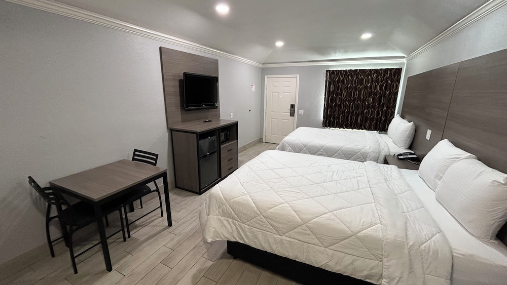 Room, 2 Queen Beds, Smoking - Photo 6