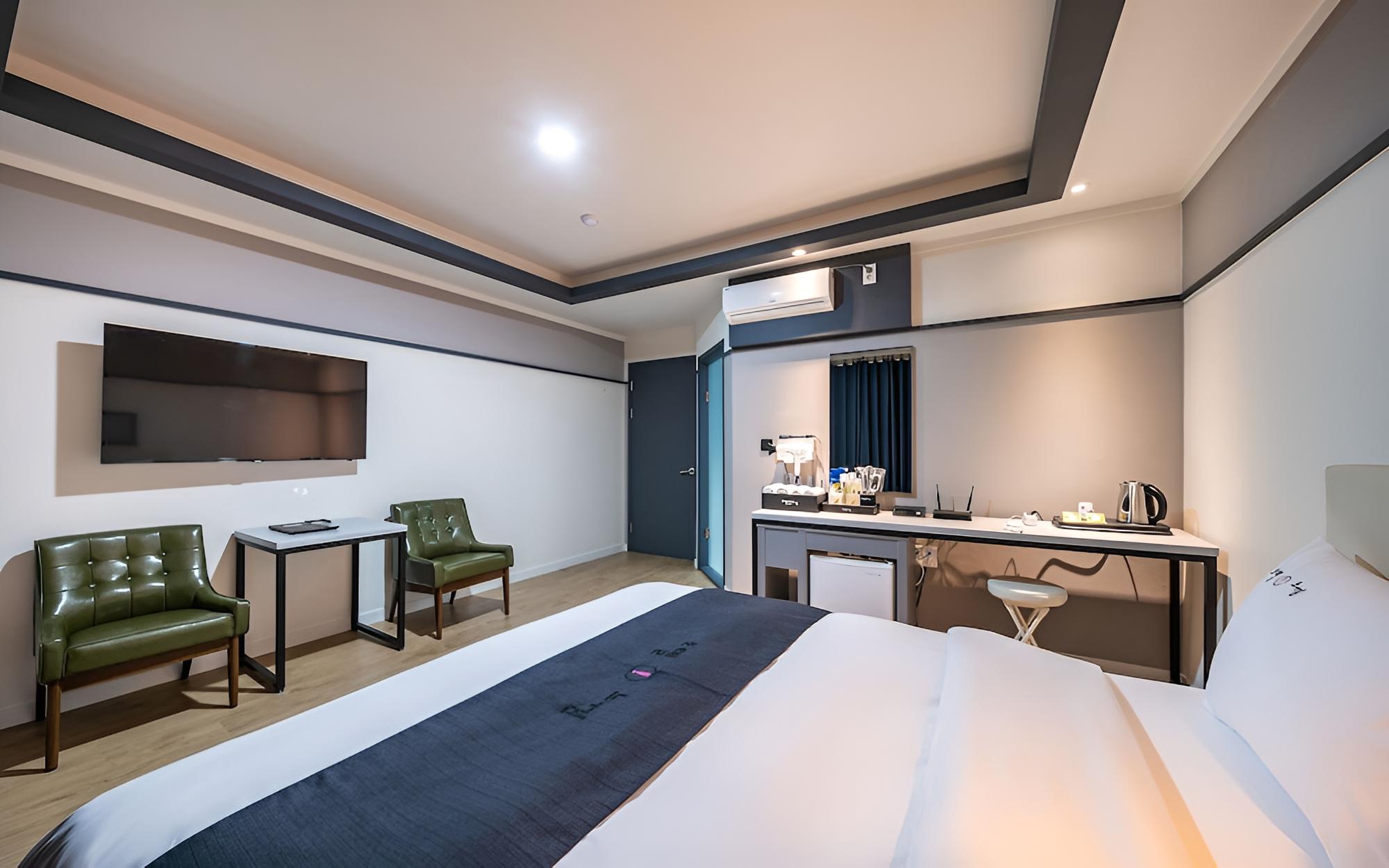 Room (Standard) - Photo 12