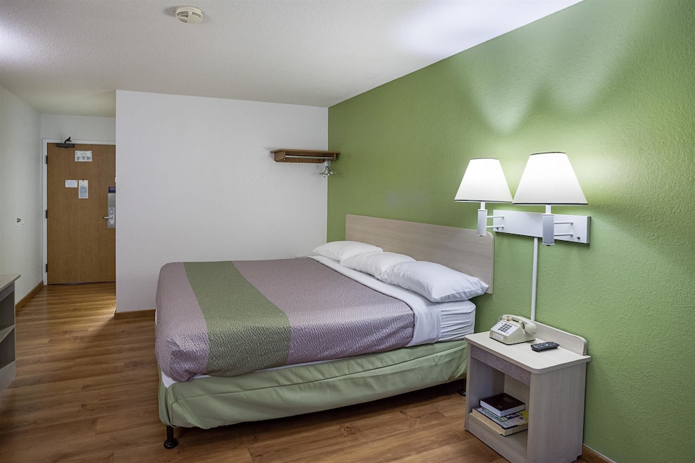 Deluxe Room, 1 King Bed, Non Smoking, Refrigerator photo 3