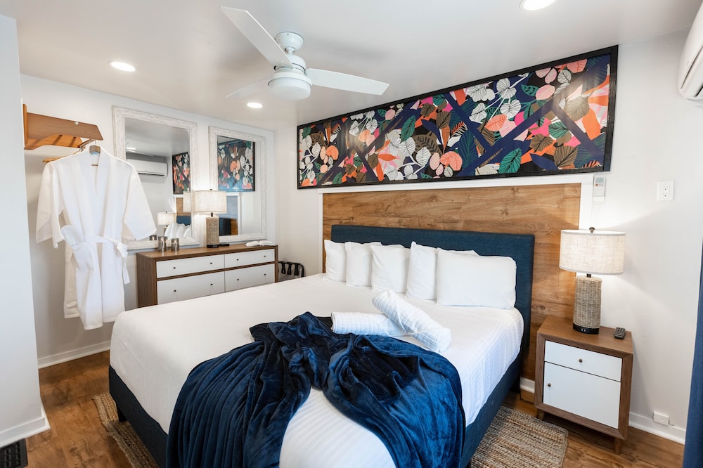 Suite, Kitchen, Poolside