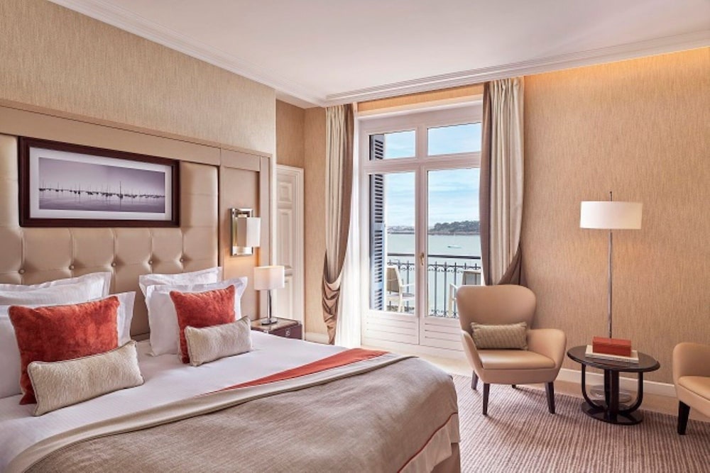 Deluxe Sea Room