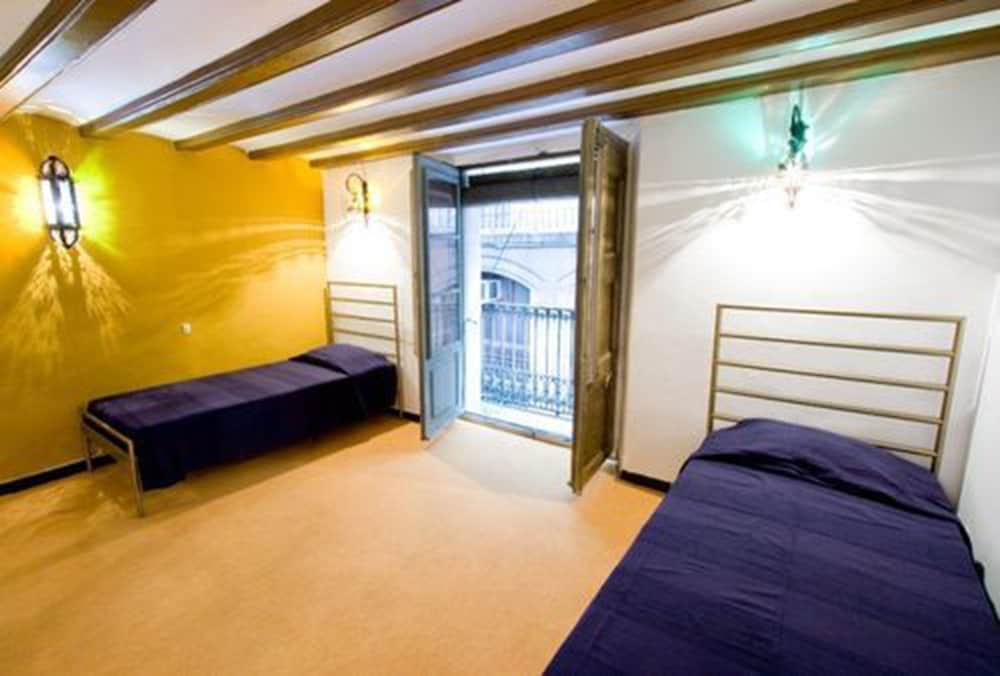Basic Twin Room, 2 Twin Beds, Shared Bathroom photo 3