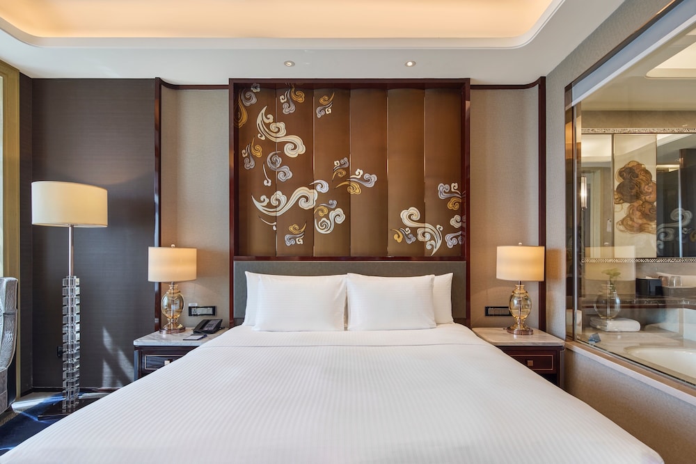 Club Room, 1 King Bed, Lake View photo 2