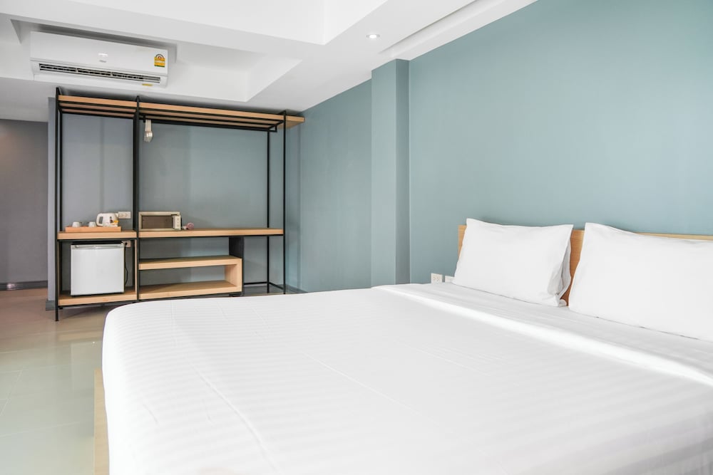 Deluxe Room, 1 King Bed, Lake View - Photo 5