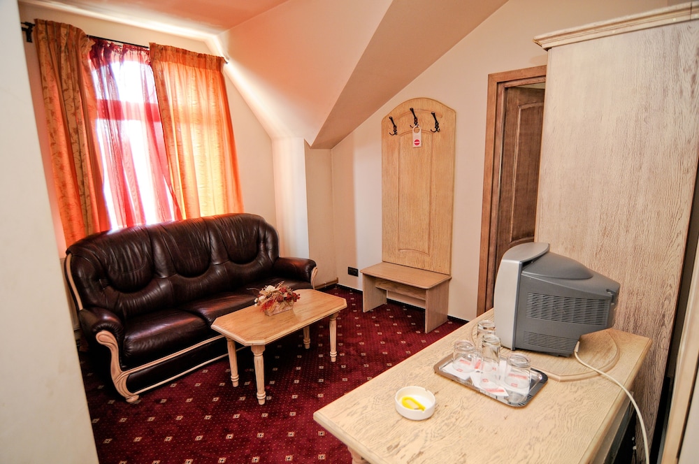 Deluxe Studio Suite, 3 Bedrooms, Courtyard View, Garden Area photo 3