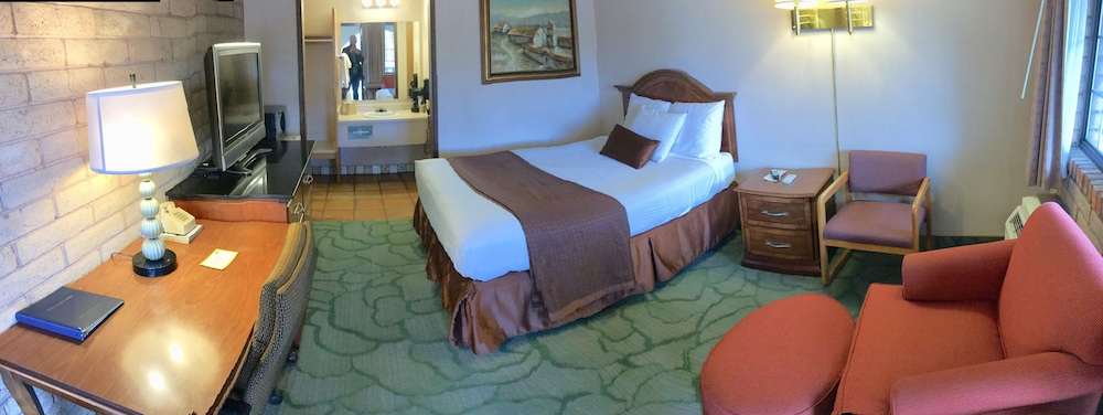 1 Queen Bed With Refrigerator & Microwave