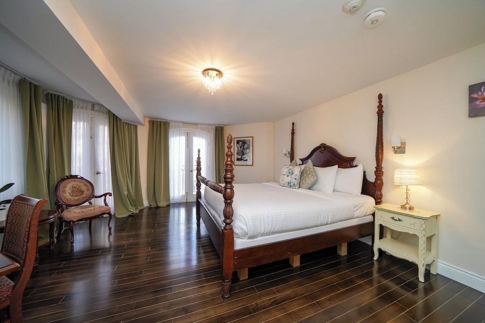 Deluxe Room, 1 King Bed, Balcony, River View photo 1