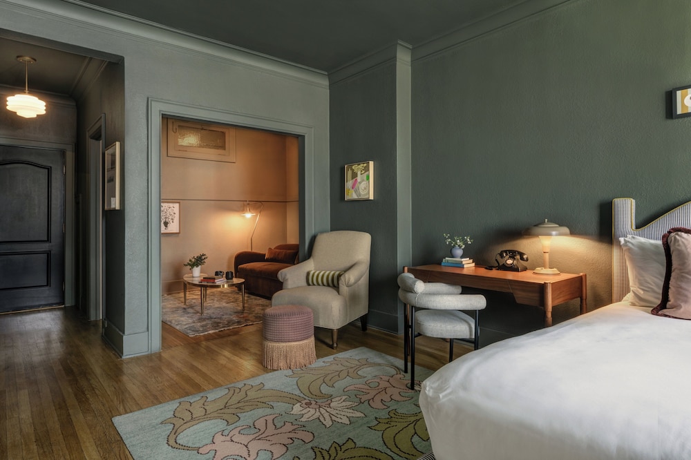 Suite, 1 King Bed, Corner - Photo 4