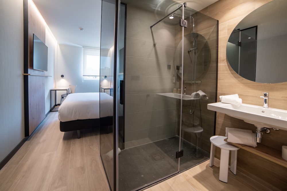Standard Room, Multiple Beds - Photo 5