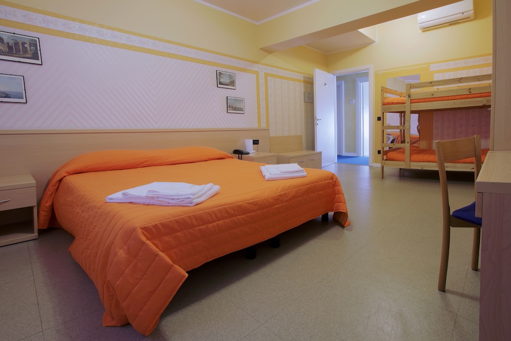 Family Quadruple Room photo 1