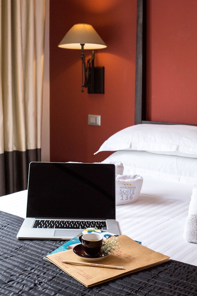 Deluxe Room, 1 Queen Bed, Balcony photo 3