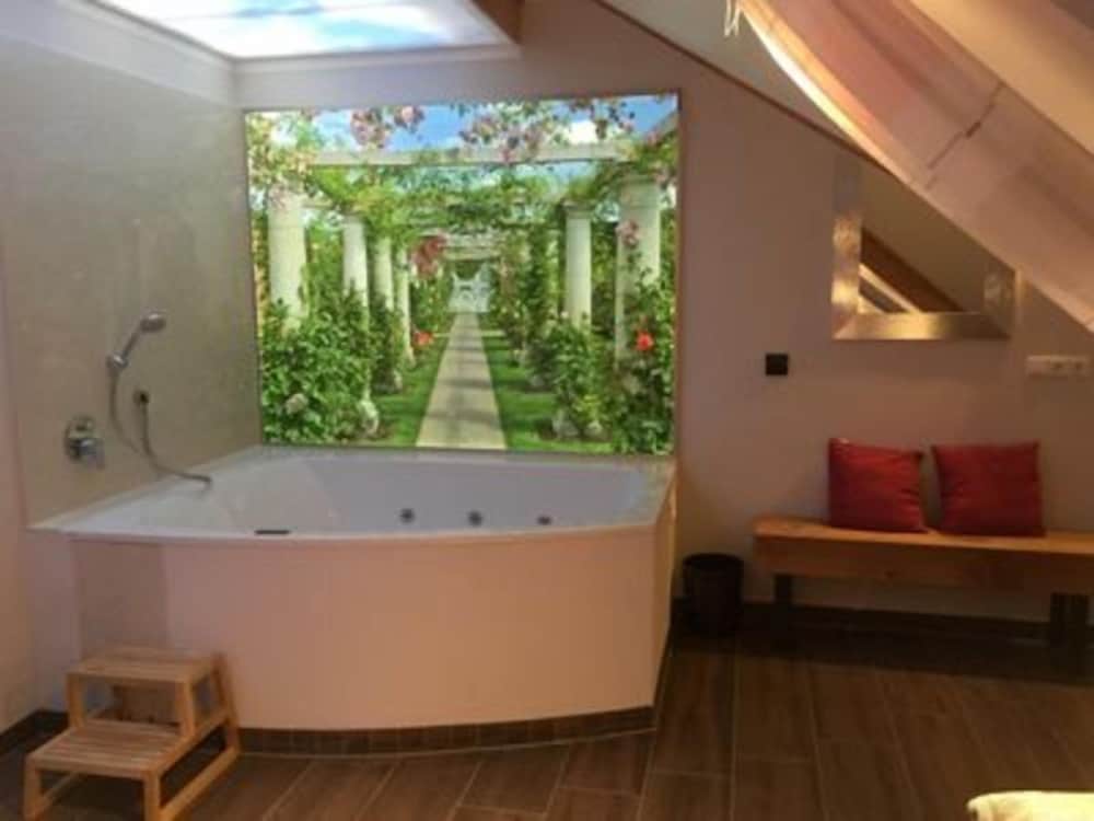 Suite with private sauna and hot tub photo 2