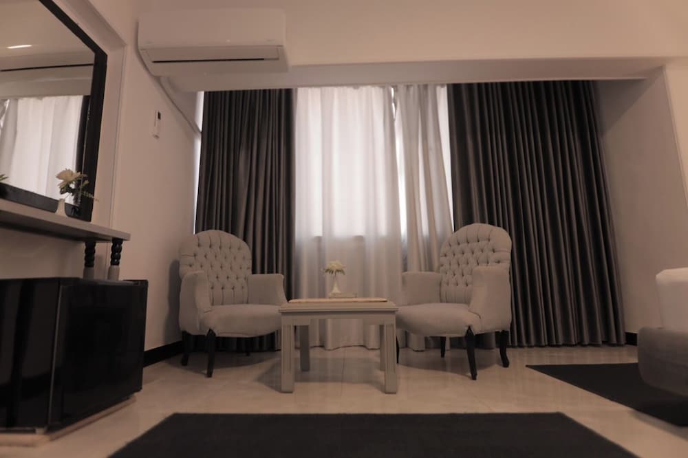 Superior Twin Room thumbnail 6