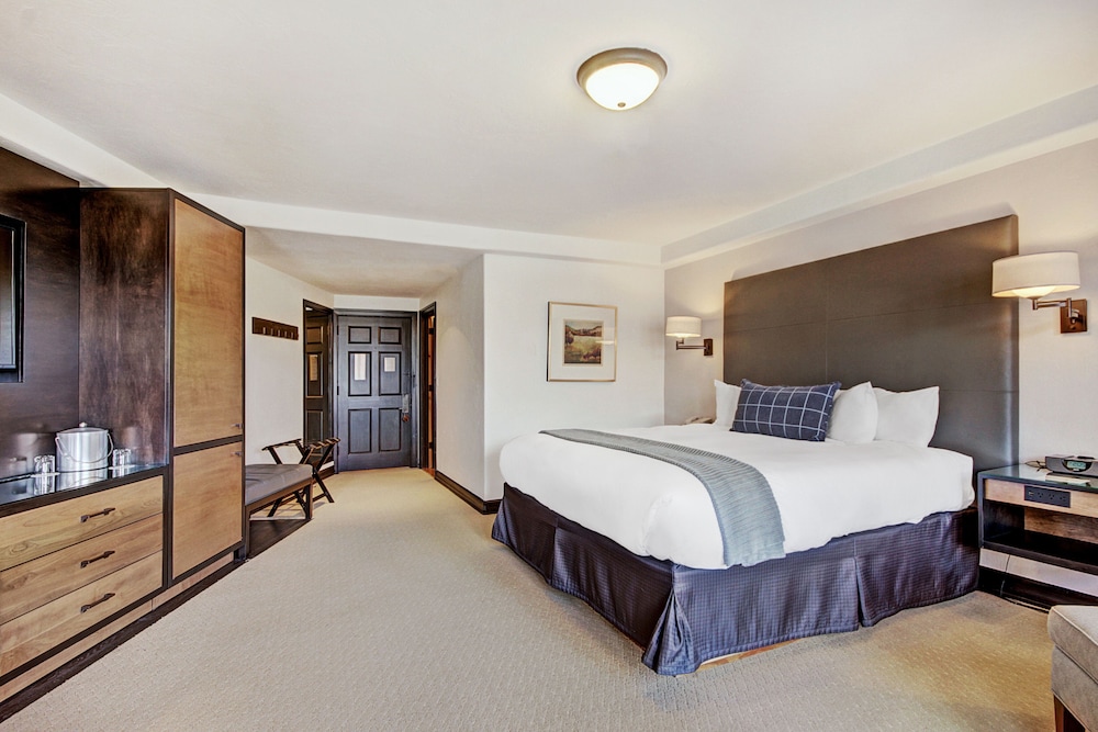 Room, 1 King Bed, Corner photo 3