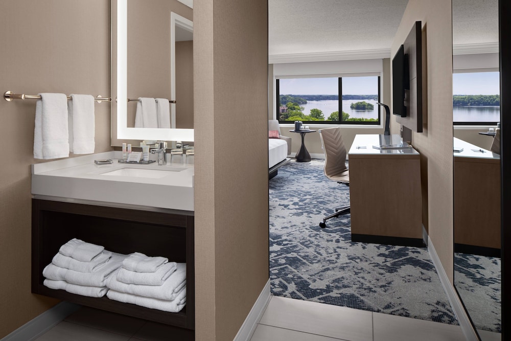 Room, 2 Queen Beds, Lake View - Photo 2