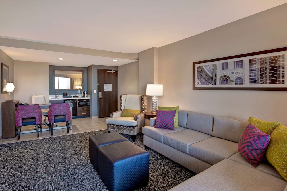 Suite, 1 King Bed, Accessible - Photo 1