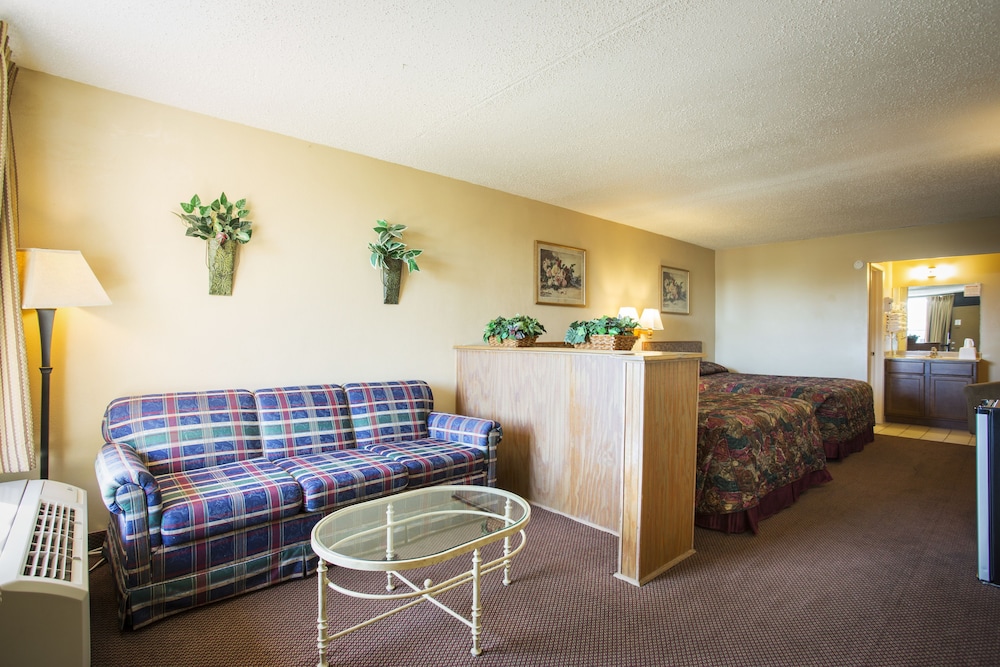 Deluxe Suite, 2 Queen Beds and 1 Sofa Bed, Non Smoking photo 3