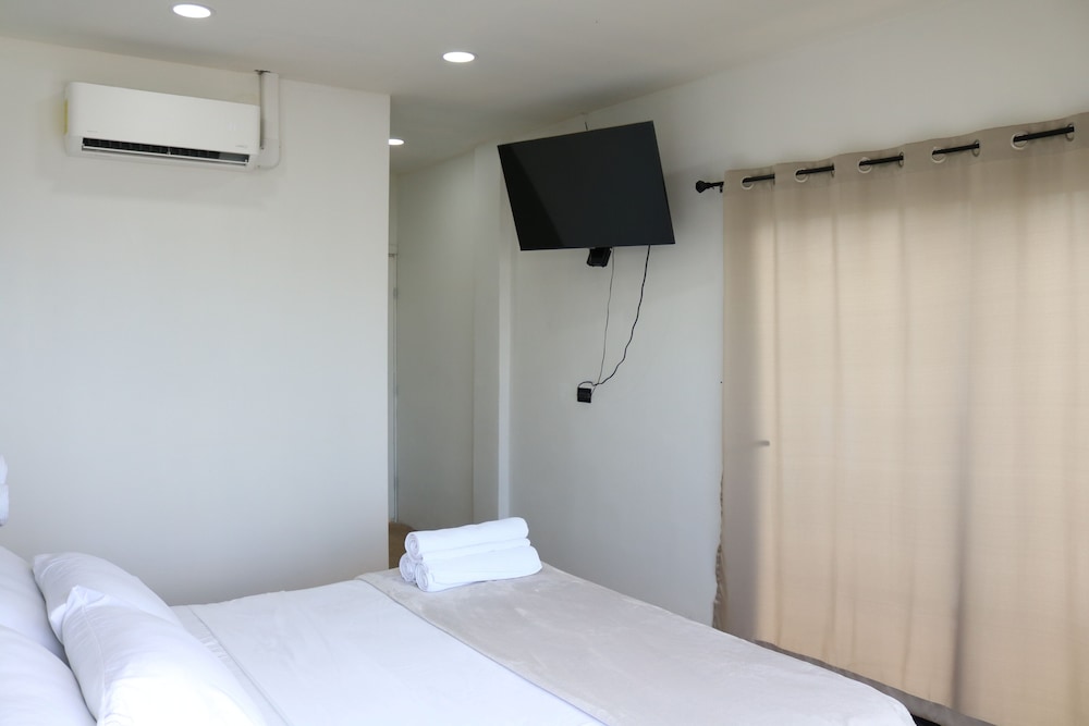 Double Room, 1 King Bed, Balcony photo 3