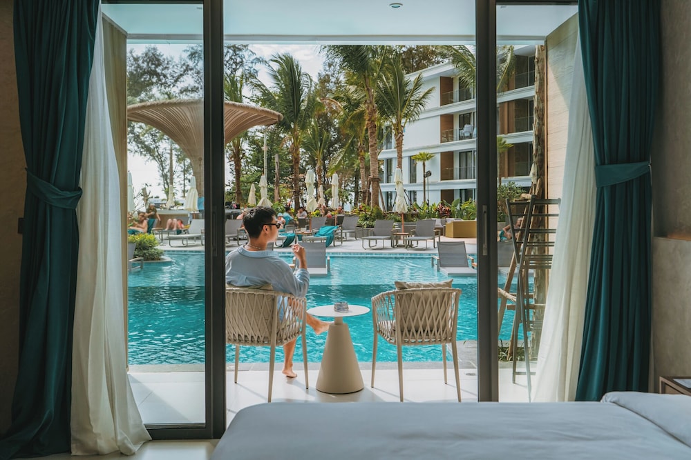 Premium Triple Room, 1 King Bed, Poolside photo 1