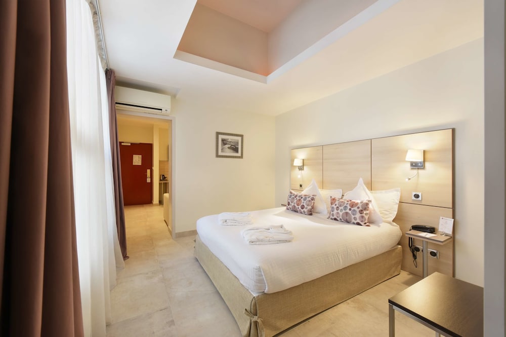 Executive Room, 1 Queen Bed, Non Smoking - Photo 4