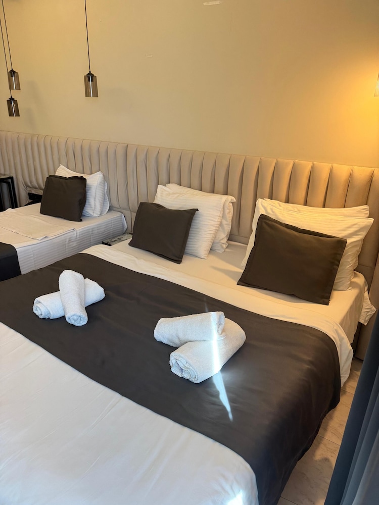 Deluxe Triple Room - Photo 15