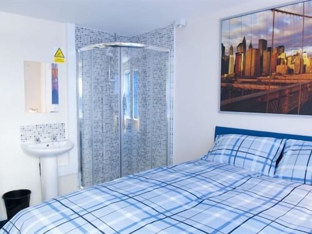Double Room, Ensuite ((Shower & Basin)) photo 2