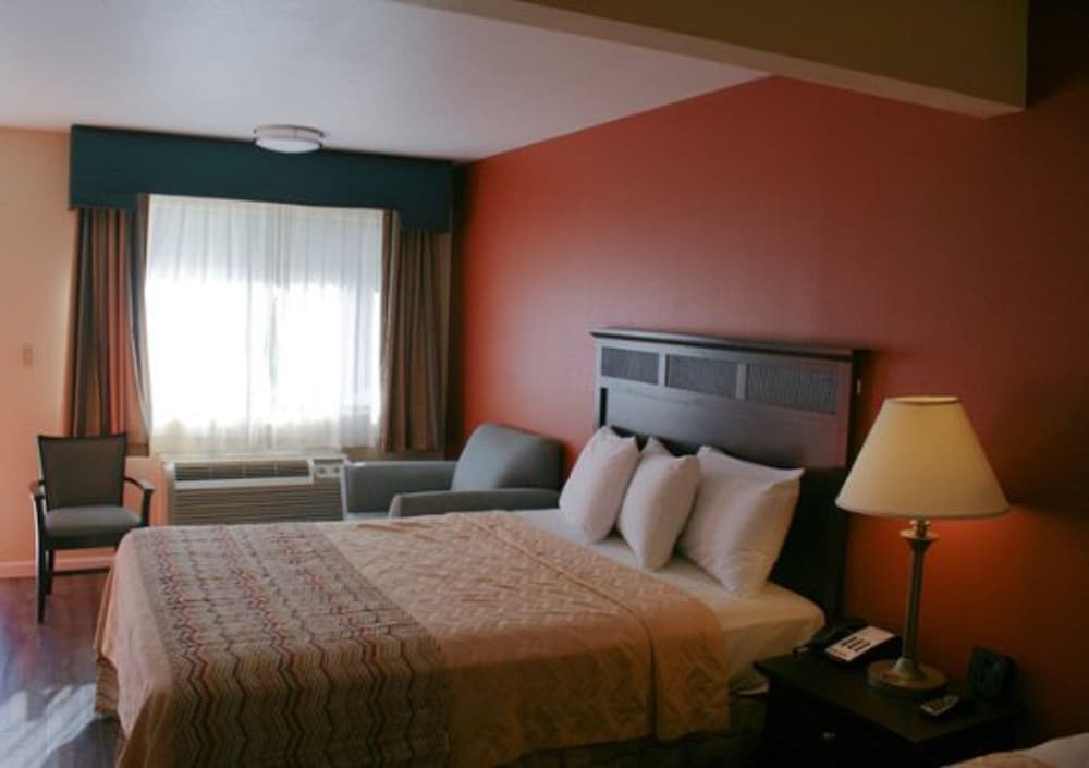 Standard Room, 2 Queen Beds photo 2