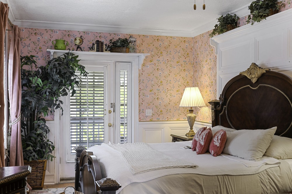 City Room, 1 King Bed, Balcony, City View