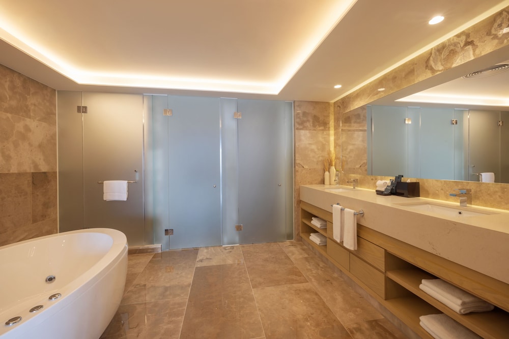 Luxury Chairman Two Bedroom Suite Ocean Front Diamond Club - Photo 32