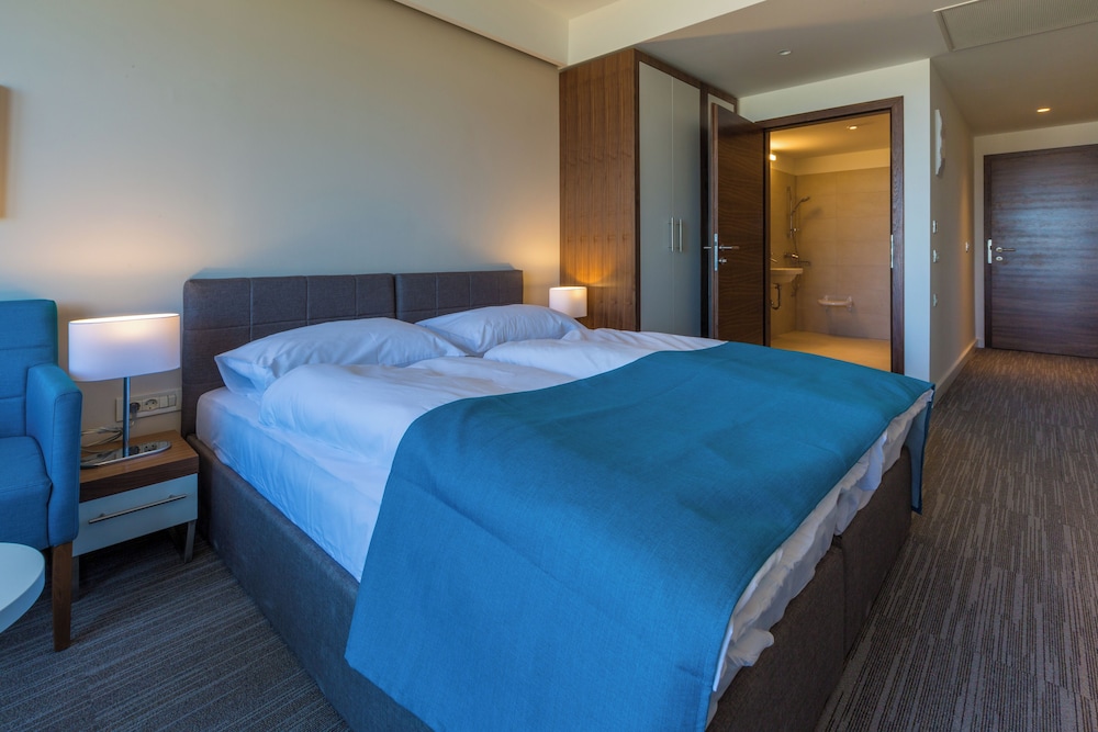 Superior Twin Accessible Room, Sea View