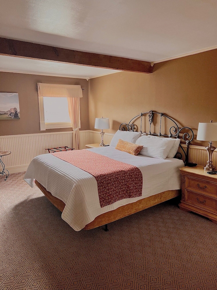 Standard Room, 1 King Bed photo 1