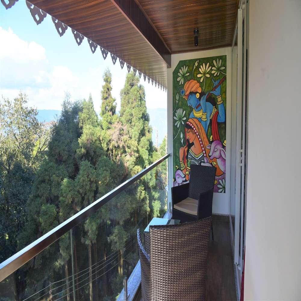 Luxury Family Room with Forest View - Photo 2