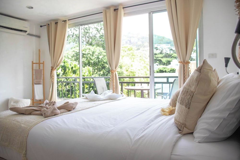Deluxe Double Room with Bath - Photo 1