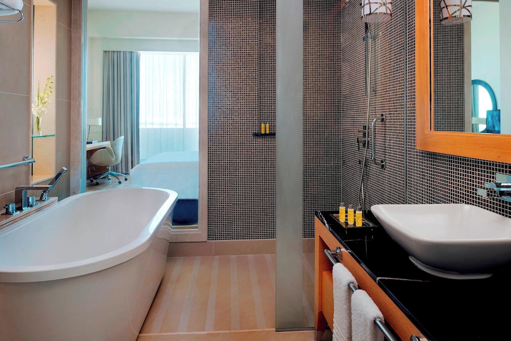 Executive Suite, 2 Bedrooms (Lounge Access with Drinks) thumbnail 6