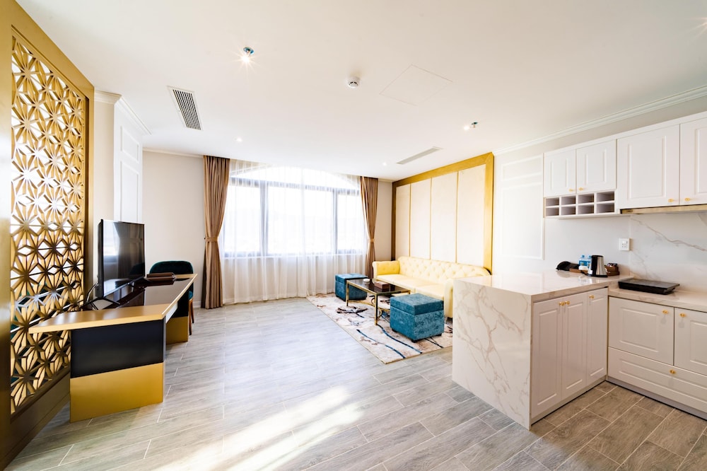 Suite - Photo 3