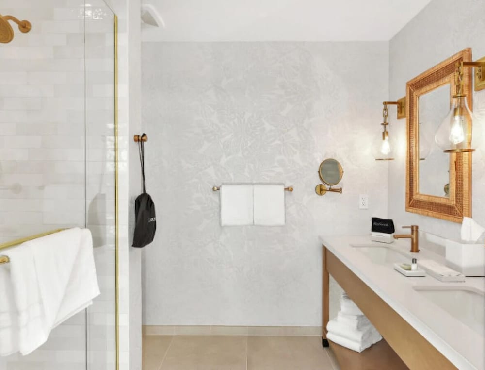 Deluxe Double Room, Private Bathroom (PREMIER CALIFORNIA KING - Town View) photo 3