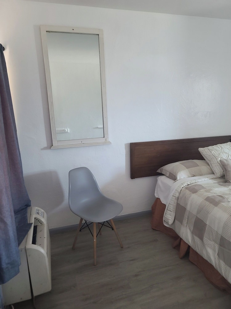 Standard Room, 1 Queen Bed, Smoking photo 2