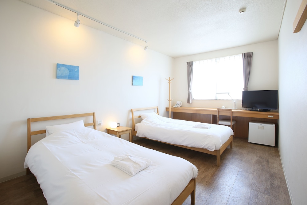 Standard Twin Room (daily towel change and garbage pickup, housekeeping every 3 nights) photo 1