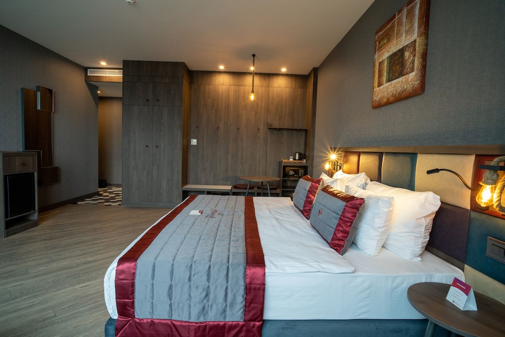 Suite, 1 Double Bed, Non Smoking, Sea View photo 2
