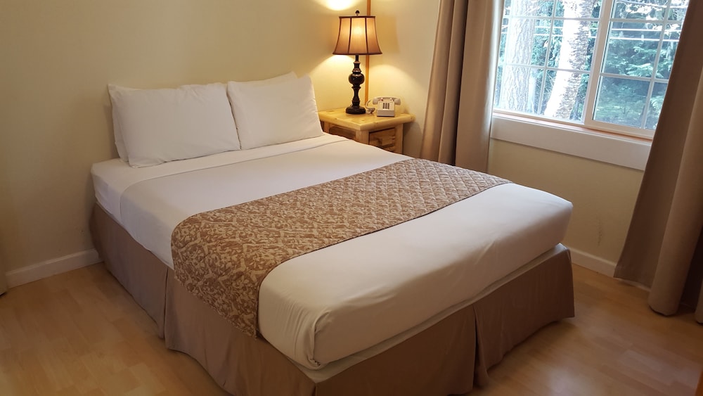 Deluxe Room, 2 Queen Beds, Kitchen (No Pets Allowed On Premises)