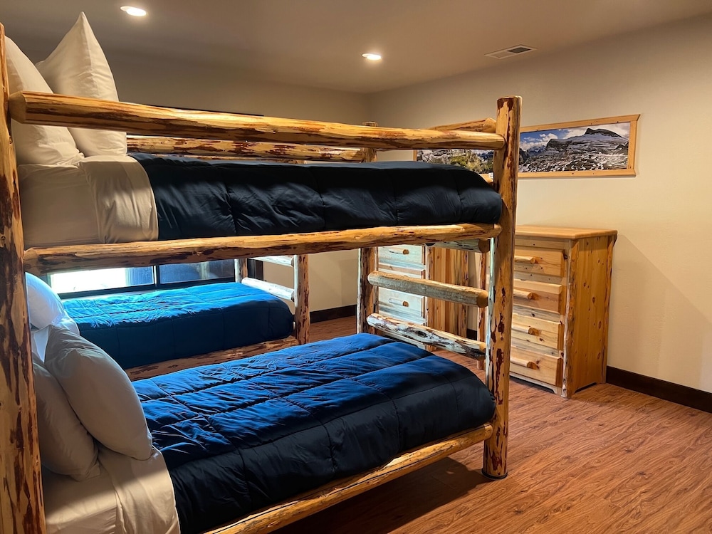 Deluxe Cabin, Hot Tub, Mountain View photo 3